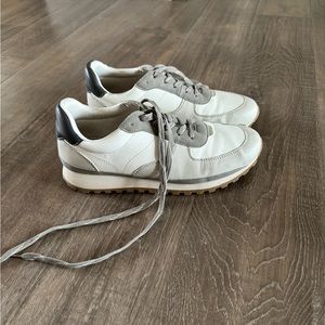 Universal Thread tennis shoes size 8.5